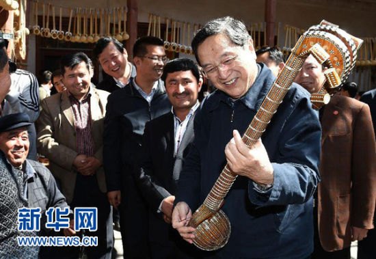 这是3月26日,俞正声在喀什市乃则尔巴格镇实地考察“短平快”促进就业项目时,即兴弹奏维吾尔民族乐器热瓦普。 新华社记者 刘建生 摄 这是3月26日,俞正声在喀什市乃则尔巴格镇实地考察“短平快”促进就业项目时,即兴弹奏维吾尔民族乐器热瓦普。 新华社记者 刘建生 摄