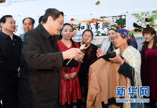 这是3月27日,俞正声在兵团第三师托云牧场柯尔克孜族刺绣协会询问经营情况。 新华社记者 刘建生 摄 这是3月27日,俞正声在兵团第三师托云牧场柯尔克孜族刺绣协会询问经营情况。 新华社记者 刘建生 摄