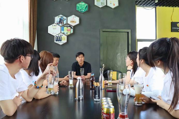 图26 实践团成员与西藏藏缘青稞科技有限公司常务副总经理兼技术总监龚继飞座谈 杨翼泽摄