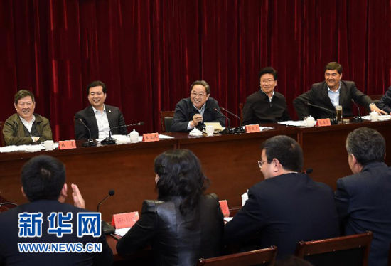 这是3月29日,俞正声在新疆大学与师生座谈。 新华社记者 刘建生 摄 这是3月29日,俞正声在新疆大学与师生座谈。 新华社记者 刘建生 摄
