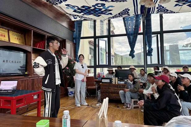 图12实践团成员走进墨竹工卡县朗杰林村,与返乡大学生开展座谈 周孙琪摄
